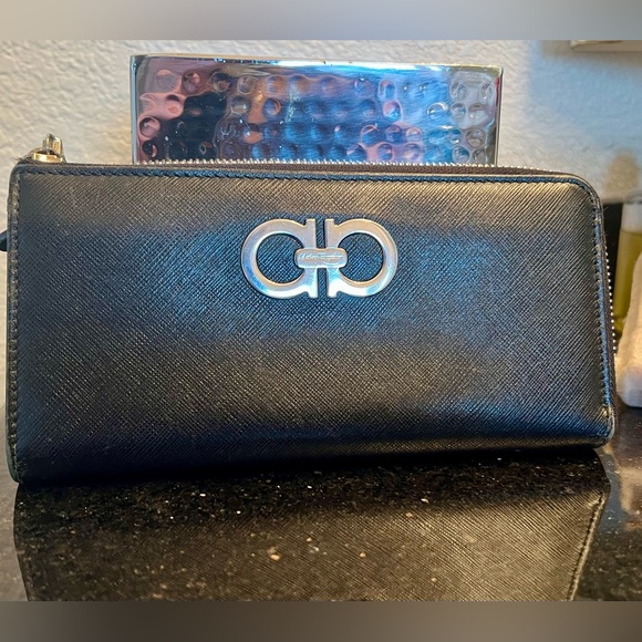 Authentic Salvatore Ferragamo Saffiano Leather Black Women's Zippy Wallet EUC! - Picture 5 of 16